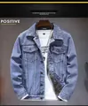 Dettaglio della giacca di jeans invernale con fodera in pile grigio e chiusura a bottoni - 3XL / Azzurro