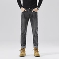 Schmal geschnittene Herrenjeans in Grauschwarz mit markanten Bogennähten und schmalem Bein - EU 28 / Grau