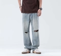 Herren Jeans im Loose Straight Fit in hellblauer Waschung mit Rissen am Kniebereich - EU 28 / Blau
