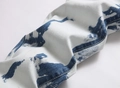 Dettaglio ravvicinato del tessuto denim lavato acido blu con cuciture gialle a contrasto - EU 31