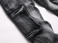 Detail der Cargo-Klapptasche auf schwarz gewaschener Denim-Jeans mit fester Naht - EU 29 / Schwarz