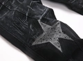 Detalle de vaqueros negros lavados con parche de estrella de pedrería y bordes desgastados - EU 29 / Negro