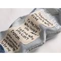 Detalle de denim lavado azul claro con parches desgastados y eslóganes de estilo urbano - EU 31 / Azul