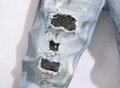 Dettaglio jeans blu stile street con fori usurati e toppe decorate con strass luminosi - Blu / 38(XXXL)
