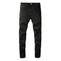 Schlanke Herren-Jeans in Schwarz mit Rissen und abgenutzten Details auf weißem Hintergrund - EU 28 / Schwarz