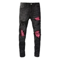 Schmal geschnittene schwarze Herrenjeans mit Distressed-Effekt und pinkfarbenem Futter - EU 34 / Schwarz