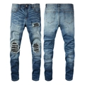 Détail d'un jean bleu slim avec genoux déchirés et empiècements en patchwork de cuir noir - EU 29 / Bleu clair
