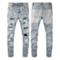 Dettaglio di jeans blu distressed con toppe di strass e accenti di vernice spray bianca - EU 38 / Azzurro