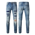 Dettaglio dei jeans da uomo con toppe di paillettes blu e schizzi di vernice bianca - EU 31 / Azzurro