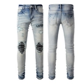 Schmal geschnittene hellblaue Jeans mit schwarzen Knieaufnähern und Rissen im Stoff - EU 38 / Hellblauer Verblasster Distressed Stil(848)