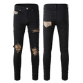 Detailweergave van slim-fit zwarte jeans met luipaardprints en gescheurde knieën - Gescheurd Zwart met Luipaard Patch (1352)