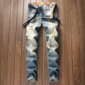 Helle verwaschene Herrenjeans im Straight-Fit mit Destroyed-Effekten und Gürtel - EU 28 / Hellblau