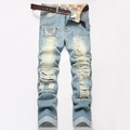 Hellblaue Herrenjeans mit Destroyed-Effekten, Patches und braunem Ledergürtel - EU 28 / Hellblau