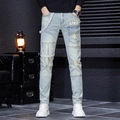 Schmal geschnittene hellblaue Herren-Jeans mit Patchwork und dekorativen Riemen - EU 28 / Hellblau