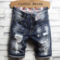 Detailaufnahme von Distressed-Denim-Shorts mit Vintage-Rissen und Farbspritzer-Akzenten - EU 28 / Blau (787)