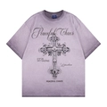 Primer plano de estampado gráfico de cruz con texto Peaceful Chaos en camiseta lavada - S / Morado