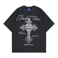Detalle de tela lavada a la piedra con estampado de cruz gótica en camiseta vintage - S / Negro