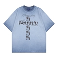 Dettaglio della t-shirt lilla lavata con il ritratto a croce e la stampa scritta - S / Blu