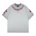 Detail der gotischen roten Kreuz-Aufnäher und LETSROCKON-Schriftzug auf grauem Acid-Wash-T-Shirt - S / Grau