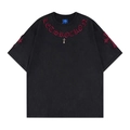 Detail der roten Gothic-Stickerei am Kragen und Kreuz-Aufnäher auf schwarzem Vintage-T-Shirt - S / Schwarz