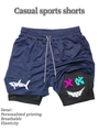 Detail von Hai-Print und Smiley-Graffiti auf dunkelblauen Doppel-Lagen-Laufshorts - M / Dunkelblau/Schwarz