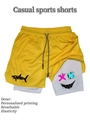 Detail der gelben Mesh-Shorts mit Hai-Druck und Innenhose mit Smiley-Gesicht-Muster - M / Hellgelb/Weiß