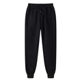 Dettaglio dei pantaloni sportivi neri con vita elastica a coulisse e polsini a coste - Nero