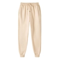 Dettaglio dell'elastico in vita con coulisse sui pantaloni sportivi in pile beige da uomo - Cachi