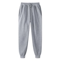 Dettaglio dei pantaloni sportivi grigi con elastico in vita e coulisse e tasche laterali - Grigio chiaro