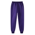 Dettaglio di pantaloni sportivi da uomo viola scuro con coulisse e polsini a costine - Viola