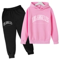Vue détaillée du logo Los Angeles California sur le sweat à capuche rose pour enfant - 100cm / Rose
