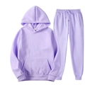 Detalle en plano de sudadera con capucha lavanda y pantalón de chándal con talla M - Lavanda