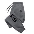 Pantaloni jogger grigio scuro da uomo con stampa KING ed elastico in vita - M / Grigio Scuro/Nero