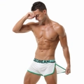 Detail van de gebreide herenboxer met groene bies en een elastische logotailleband - M / Wit