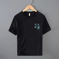 Schwarzes Kurzarm-T-Shirt für Herren aus Leinen mit geometrischem Print am Holzbügel - M / Schwarz
