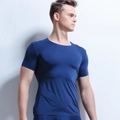 T-shirt uomo senza cuciture blu scuro in seta di ghiaccio con vestibilità aderente - M / Blu scuro