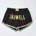 Detail der schwarzen Sportshorts mit goldenem Buchstabendruck und dreifarbigem Paspel - M / Schwarz