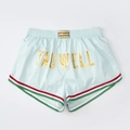 Detail der hellblauen Sportshorts mit TAUWELL Golddruck und dreifarbigem Streifenrand - M / Himmelblau