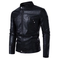 Détail d'une veste de motard en cuir PU noir avec col montant et bouton-pression en métal - S / Noir