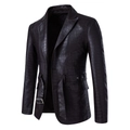 Détail de la texture cuir de crocodile sur cette veste longue marron avec sa ceinture - S / café