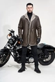 Dettaglio del cappotto marrone da uomo con spessa fodera in pile grigio e ampi revers - S / Marrone (Stile Lungo)