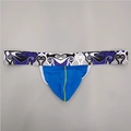 Détail macro du jockstrap pour hommes avec poche bleue, couture jaune et ceinture imprimée - M / Bleu