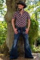 Dettaglio dei jeans da uomo a zampa vintage con effetto lavato e camicia stampata - S / Blu
