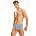Detailansicht der gestreiften Herren-Boxershorts aus Baumwolle mit feinen Nadelstreifen - M / Schwarzgraue Streifen