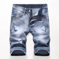 Detail van platgelegde blauwe denim short met distressed gaten en metalen knoop - EU 28 / Lichtblauw