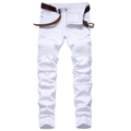 Jeans biker slim da uomo bianchi con dettagli a pieghe e cintura in pelle marrone - EU 29 / Bianco