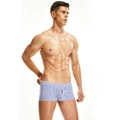 Detail der blau-weiß gestreiften gewebten Herren-Boxershorts mit Gummizug und Logo-Label - M / Himmelblaue Streifen