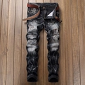 Detailaufnahme der Distressed-Denim-Textur mit Rissen und Vintage-Waschung für Herren - EU 28 / Vintage Schwarz