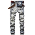 Schmale Herrenjeans in Hellblau mit Destroyed-Effekten, Patches und braunem Ledergürtel - EU 29 / Nostalgisches Blau