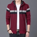 Dettaglio del cardigan bordeaux con motivo a righe e calda fodera in pile - M / Rosso